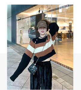 Rövid női pulóver ovális nyakkivágással és hosszú ujjal