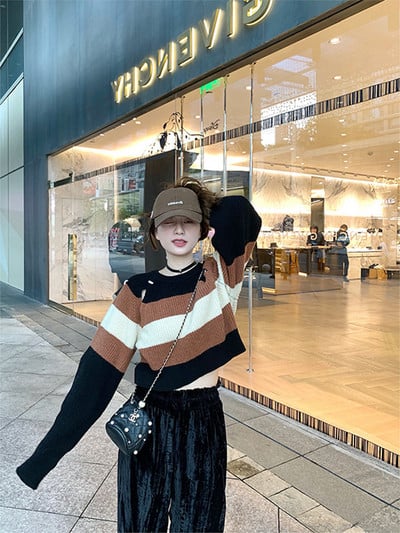 Rövid női pulóver ovális nyakkivágással és hosszú ujjal