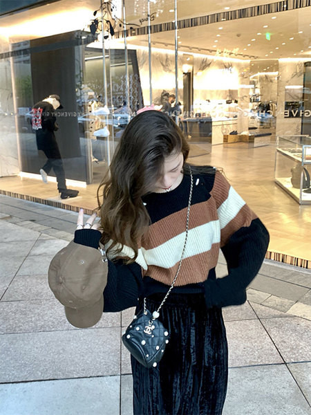 Rövid női pulóver ovális nyakkivágással és hosszú ujjal