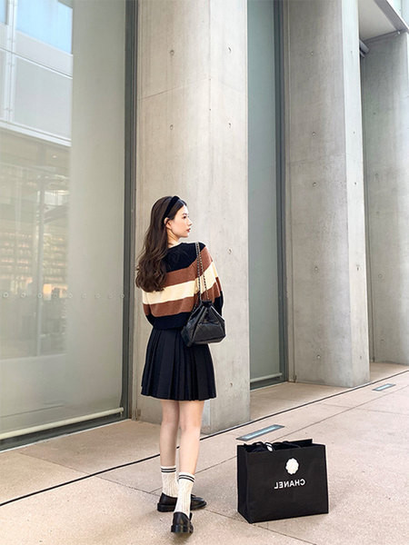 Rövid női pulóver ovális nyakkivágással és hosszú ujjal