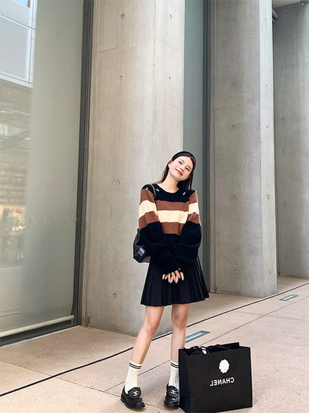 Rövid női pulóver ovális nyakkivágással és hosszú ujjal