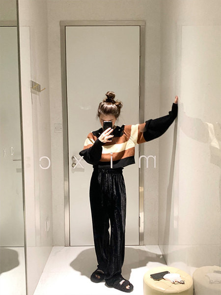 Rövid női pulóver ovális nyakkivágással és hosszú ujjal