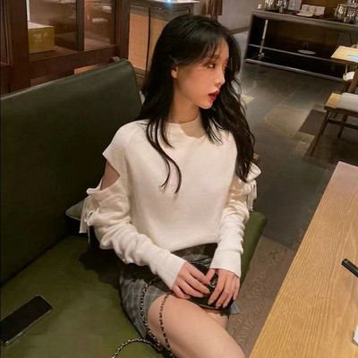 Γυναικεία μπλούζα με οβάλ λαιμόκοψη και γυμνό ώμο