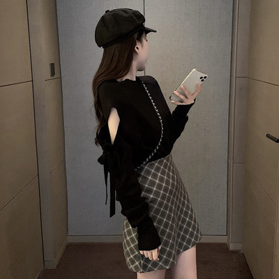 Γυναικεία μπλούζα με οβάλ λαιμόκοψη και γυμνό ώμο