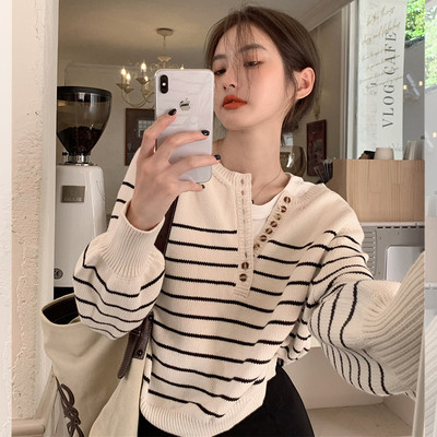 Moteriškas megztinis plačiomis rankovėmis