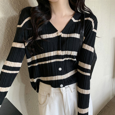 Moteriška liemenė su V formos iškirpte ir sagomis