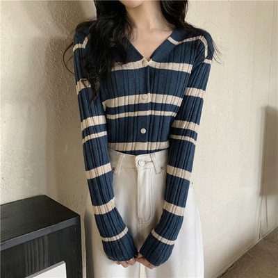 Moteriška liemenė su V formos iškirpte ir sagomis