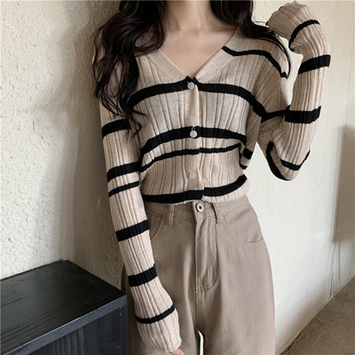 Moteriška liemenė su V formos iškirpte ir sagomis