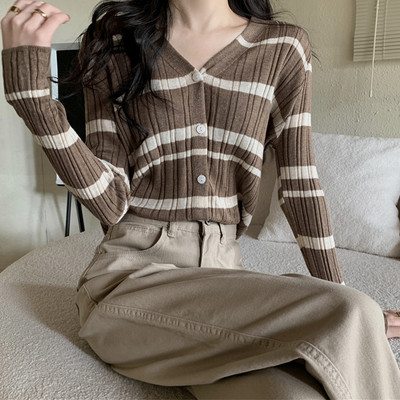 Moteriška liemenė su V formos iškirpte ir sagomis