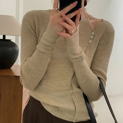 Νέο μοντέλο γυναικείο πουλόβερ με κομμένα μέρη - καφέ και λευκό χρώμα