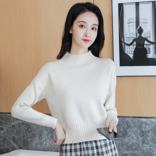 Γυναικείο μονόχρωμο πουλόβερ με οβάλ λαιμόκοψη