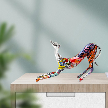 Обикновена креативна цветна статуя на куче доберман Орнаменти за всекидневна Вход за дома Шкаф за вино Офис декори Смола Занаяти