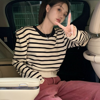 Női csíkos pulóver ovális nyakkivágással és hosszú ujjal