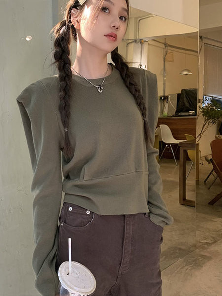 Női csíkos pulóver ovális nyakkivágással és hosszú ujjal