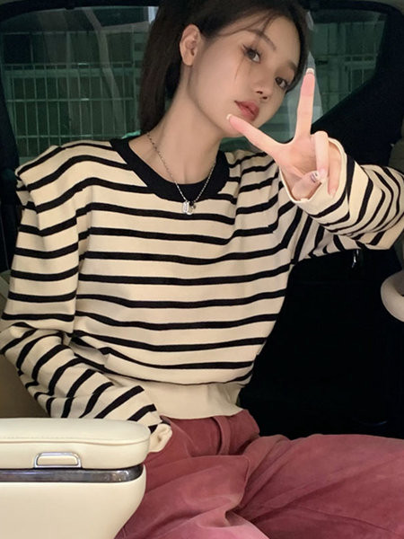 Női csíkos pulóver ovális nyakkivágással és hosszú ujjal