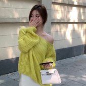 Γυναικείο πουλόβερ - με γυμνό ώμο