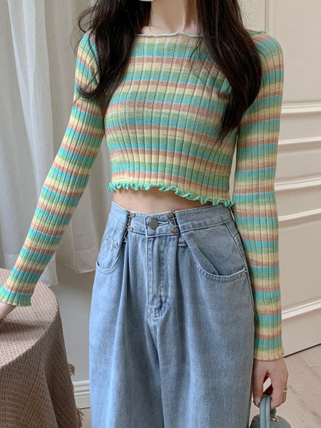 Ριγέ κοντό πουλόβερ με λαιμόκοψη σε Ο και μακριά μανίκια