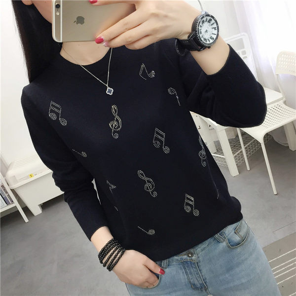 Ženska bluza s ovalnim izrezom i kamenčićima