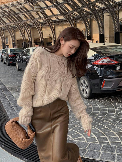 Moderan ženski pleteni pulover s ovalnim izrezom