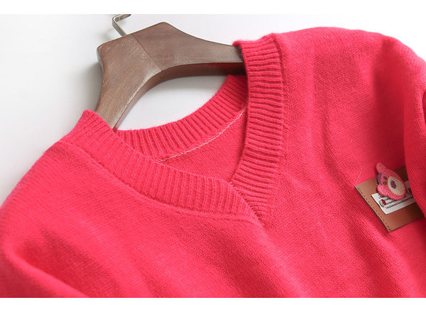 Γυναικείο χειμωνιάτικο πουλόβερ με λαιμόκοψη V και κέντημα