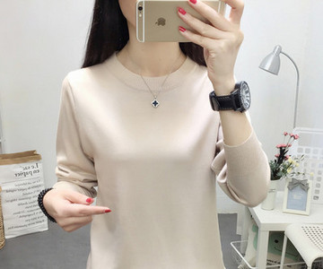 Κλασική γυναικεία μπλούζα με οβάλ λαιμόκοψη