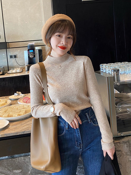 Εφαρμοσμένο λεπτό πουλόβερ με ψηλό γιακά