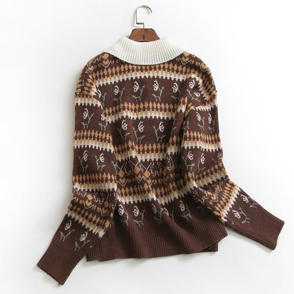 Modernus moteriškas megztinis su klasikine apykakle ir sagomis