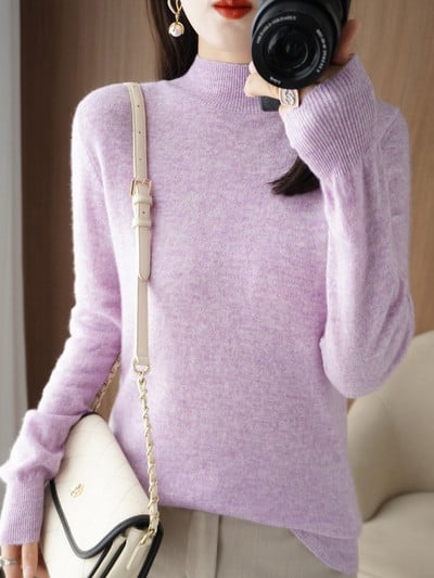 Švaraus modelio moteriškas megztinis iš plono mezgimo ir pusiau aukšta apykakle