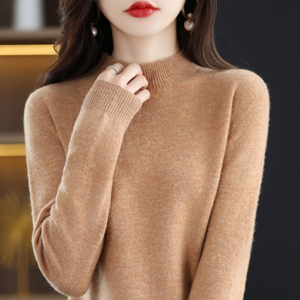 Švaraus modelio moteriškas megztinis iš plono mezgimo ir pusiau aukšta apykakle