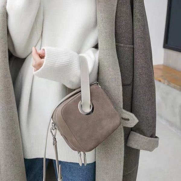 Μοντέρνο γυναικείο πουλόβερ για το χειμώνα με γιακά