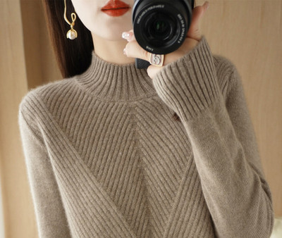 Γυναικείο μονόχρωμο πουλόβερ με οβάλ λαιμόκοψη