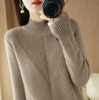 Stilingas džemperis su polo kaklu moterims - nemokamo rašto