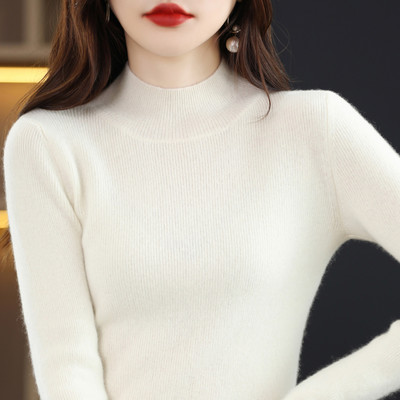 Prigludęs velvetinis megztinis su pusiau aukšta apykakle