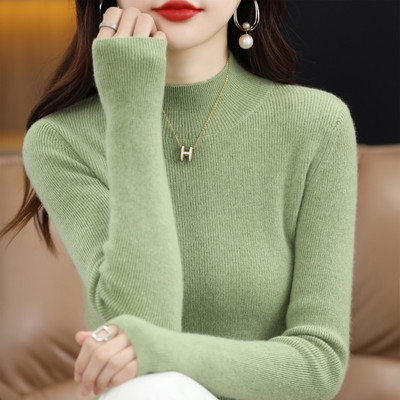 Prigludęs velvetinis megztinis su pusiau aukšta apykakle