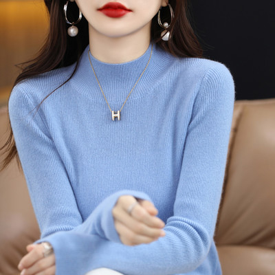 Prigludęs velvetinis megztinis su pusiau aukšta apykakle