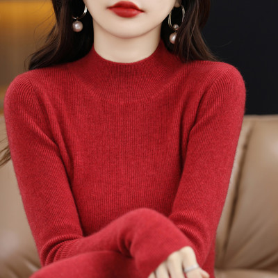 Prigludęs velvetinis megztinis su pusiau aukšta apykakle