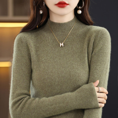 Prigludęs velvetinis megztinis su pusiau aukšta apykakle