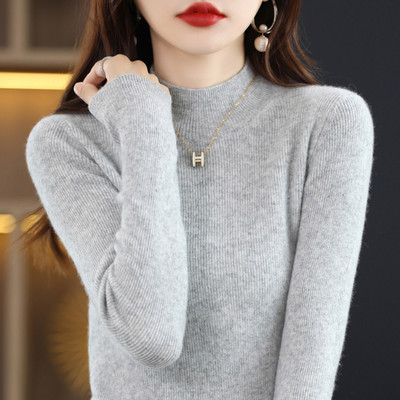 Prigludęs velvetinis megztinis su pusiau aukšta apykakle