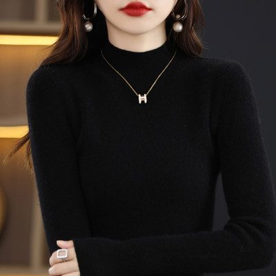 Prigludęs velvetinis megztinis su pusiau aukšta apykakle