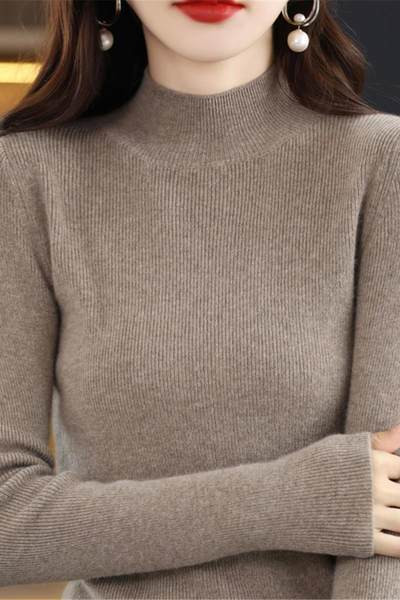 Prigludęs velvetinis megztinis su pusiau aukšta apykakle