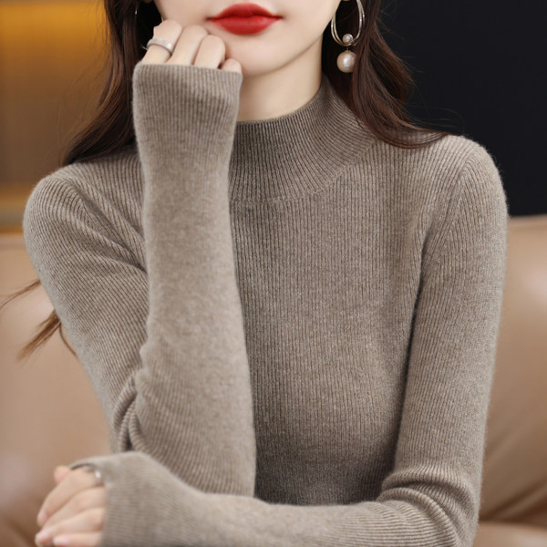 Prigludęs velvetinis megztinis su pusiau aukšta apykakle