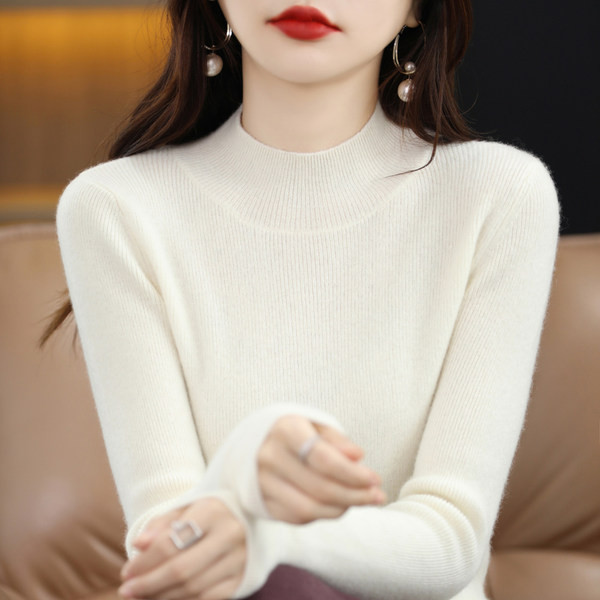 Prigludęs velvetinis megztinis su pusiau aukšta apykakle