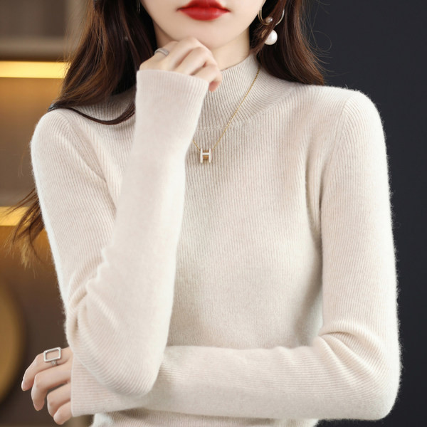 Prigludęs velvetinis megztinis su pusiau aukšta apykakle