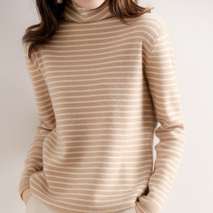 Γυναικείο ριγέ πουλόβερ με οβάλ λαιμόκοψη