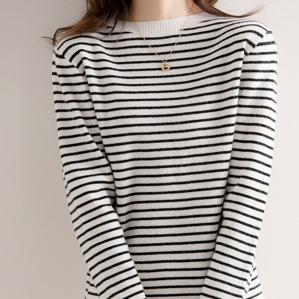 Γυναικείο ριγέ πουλόβερ με οβάλ λαιμόκοψη