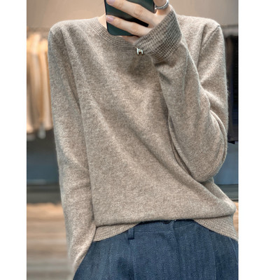 Φαρδύ πουλόβερ σε λεπτή πλέξη με οβάλ λαιμόκοψη