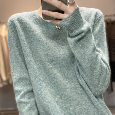 Φαρδύ πουλόβερ σε λεπτή πλέξη με οβάλ λαιμόκοψη