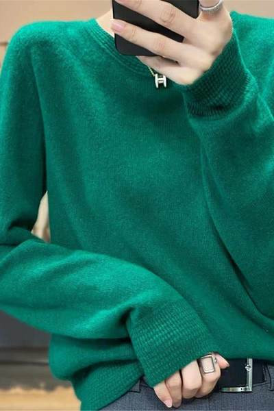 Φαρδύ πουλόβερ σε λεπτή πλέξη με οβάλ λαιμόκοψη