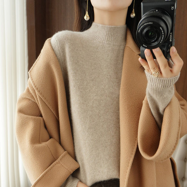 Γυναικεία μπλούζα με οβάλ λαιμόκοψη και πέτρες