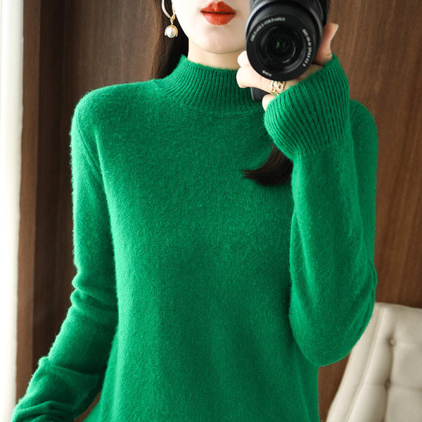 Γυναικεία μπλούζα με οβάλ λαιμόκοψη και πέτρες